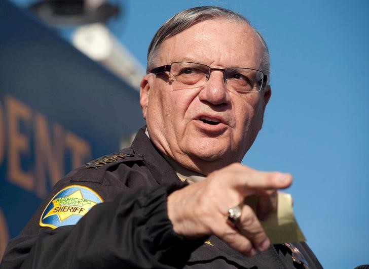 © Reuters. FILE PHOTO: Maricopa County Sheriff Joe Arpaio announces newly launched program aimed at providing security around schools in Anthem, Arizona