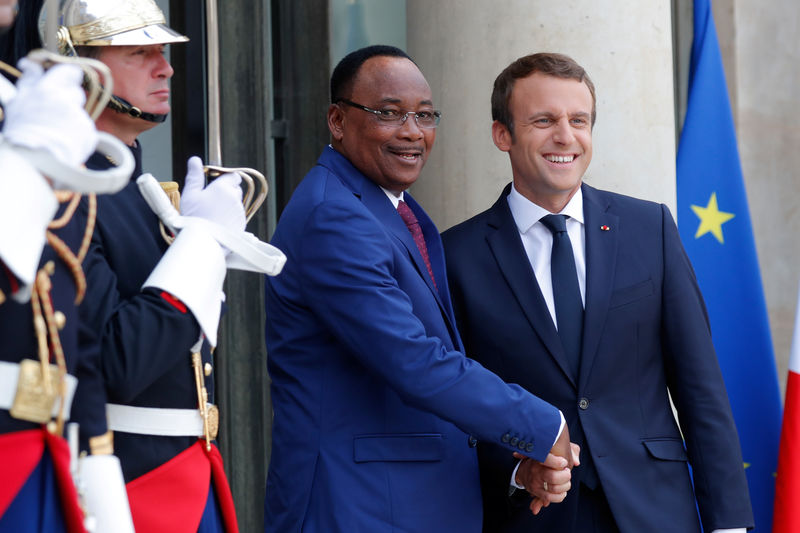 © Reuters. Presidente do Níger Mahamadou Issoufou cumprimenta Macron em Paris