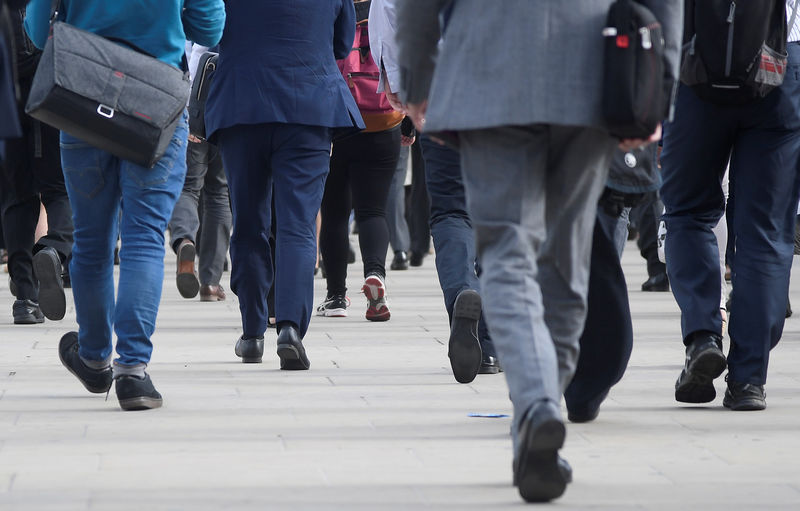 © Reuters. Workers cross London Bridge during the morning rush hour in London