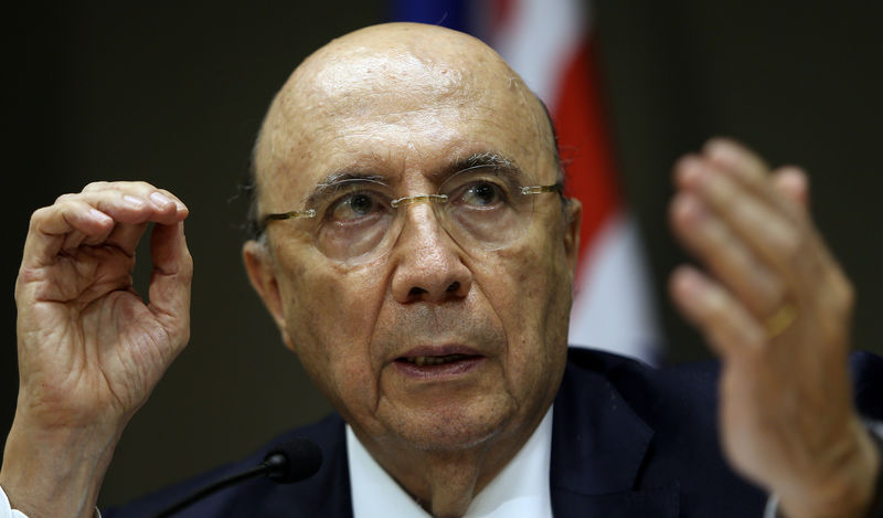 © Reuters. Meirelles durante reunião em Brasília