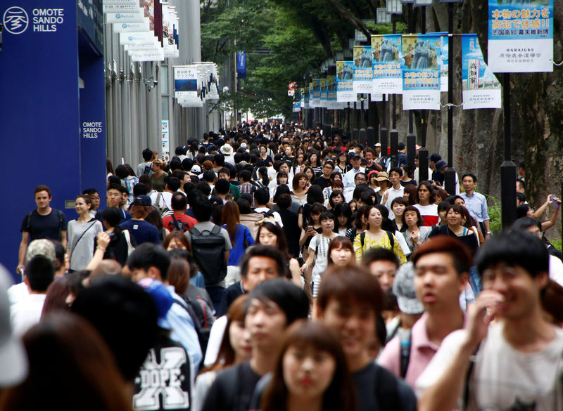 © Reuters. Pedestrians are pictured at a shopping district in Tokyo