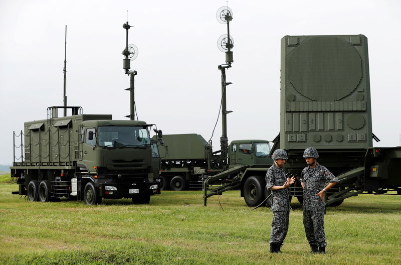 © Reuters. Soldados do Japão fazem exercício em Fussa após lançamento de míssil norte-coreano