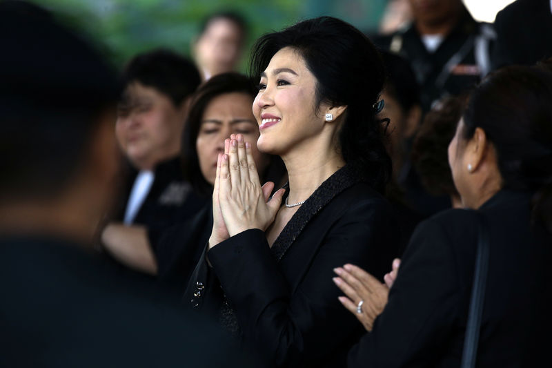 © Reuters. Ousted former Thai prime minister Yingluck Shinawatra greets supporters as she leaves the Supreme Court in Bangkok