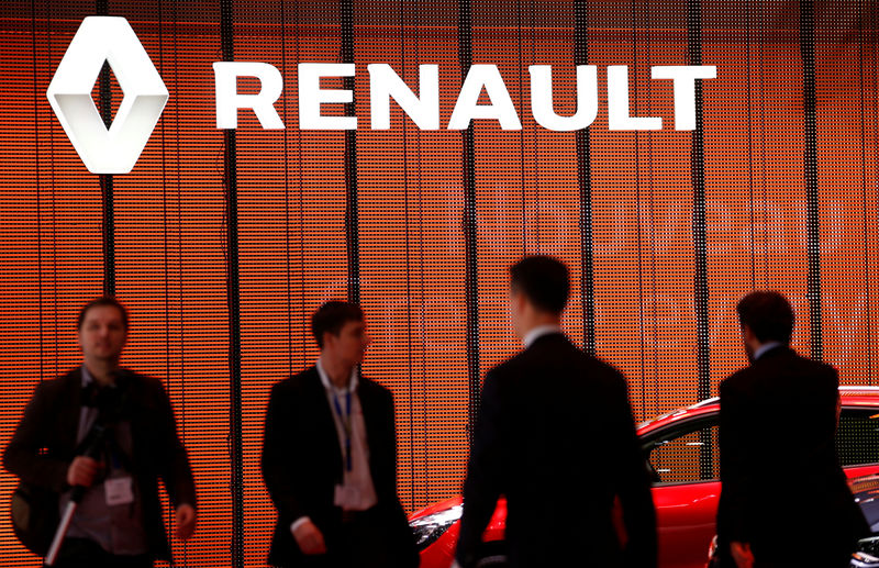 © Reuters. FILE PHOTO - Visitors walk past a Renault logo on the car maker's booth during the second media day of the 86th International Motor Show in Geneva