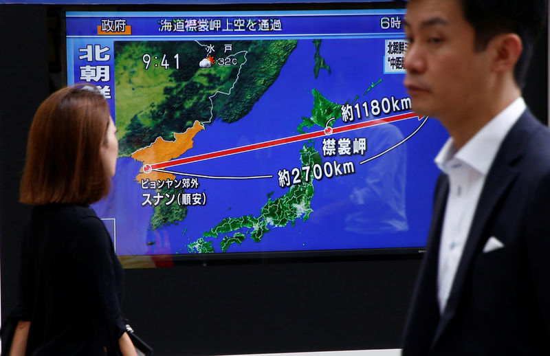 © Reuters. Corea del Norte dispara un misil que sobrevuela Japón