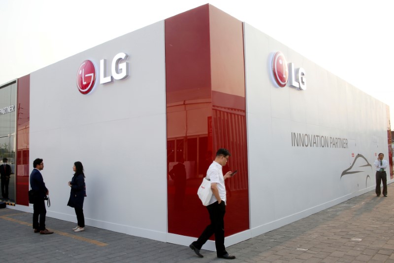 © Reuters. Visitors walk past the showroom of LG Electronics during the Auto China 2016 show in Beijing