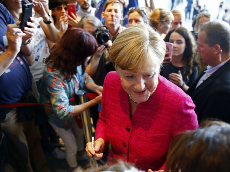 © Reuters. La inesperada mejora de la confianza del consumidor alemán, buena para Merkel