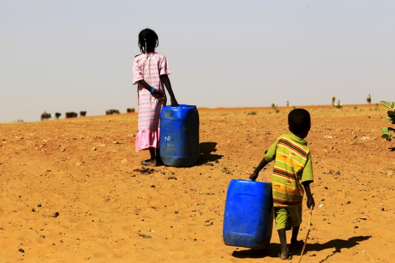 © Reuters. مسؤول أمريكي يربط تخفيف العقوبات على السودان بفتح المجال للمساعدات