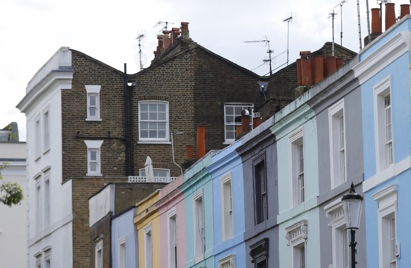 © Reuters. A row of houses are seen in London