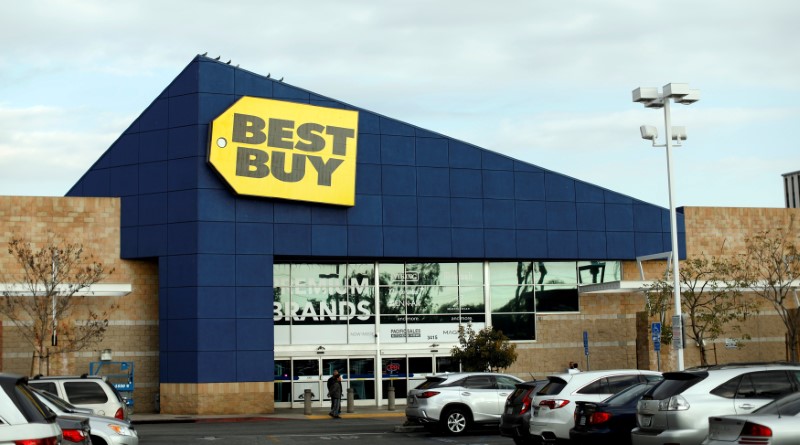 © Reuters. FILE PHOTO:    A Best Buy store is pictured in Pasadena