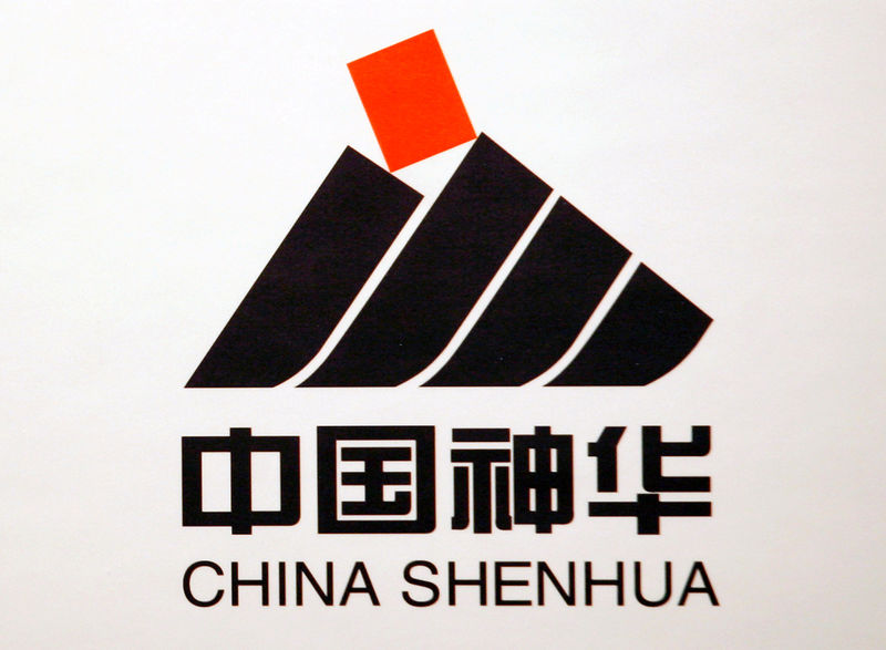 © Reuters. FILE PHOTO: A company logo of China Shenhua Energy Co Ltd is displayed at a news conference in Hong Kong