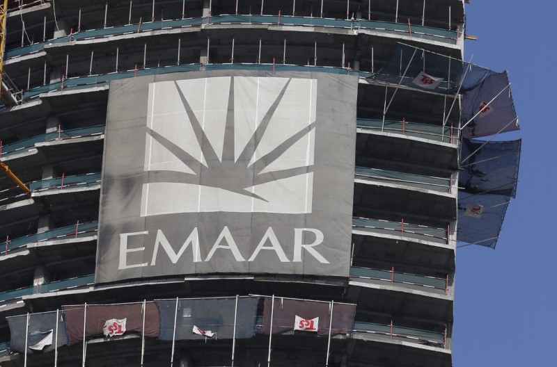 © Reuters. A logo of Dubai's Emaar Properties is seen at an under-construction building in Dubai