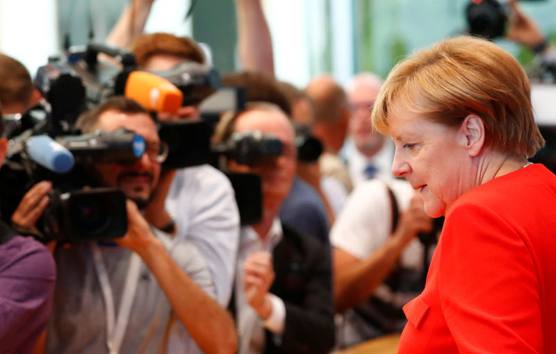 © Reuters. German Chancellor Merkel arrives to address a news conference in Berlin