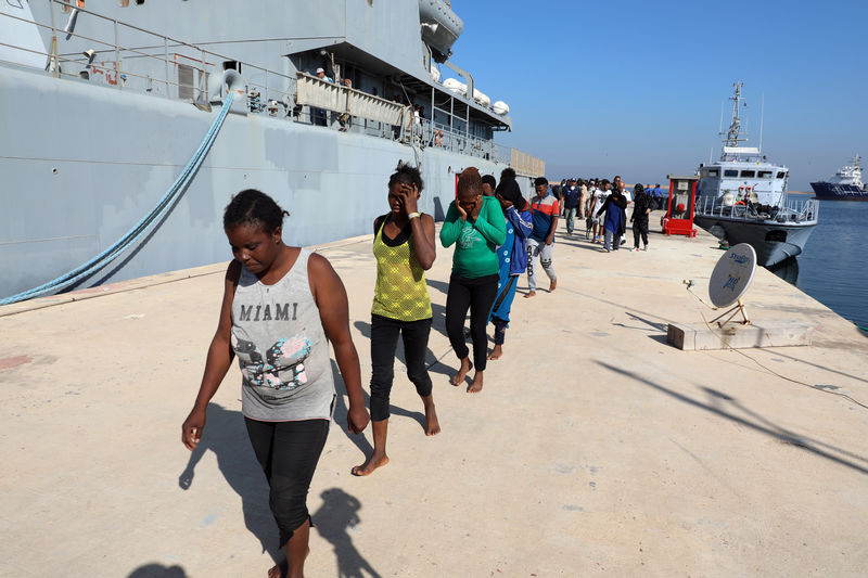 © Reuters. خفر السواحل الليبي ينقذ 300 مهاجر قبالة ساحل طرابلس