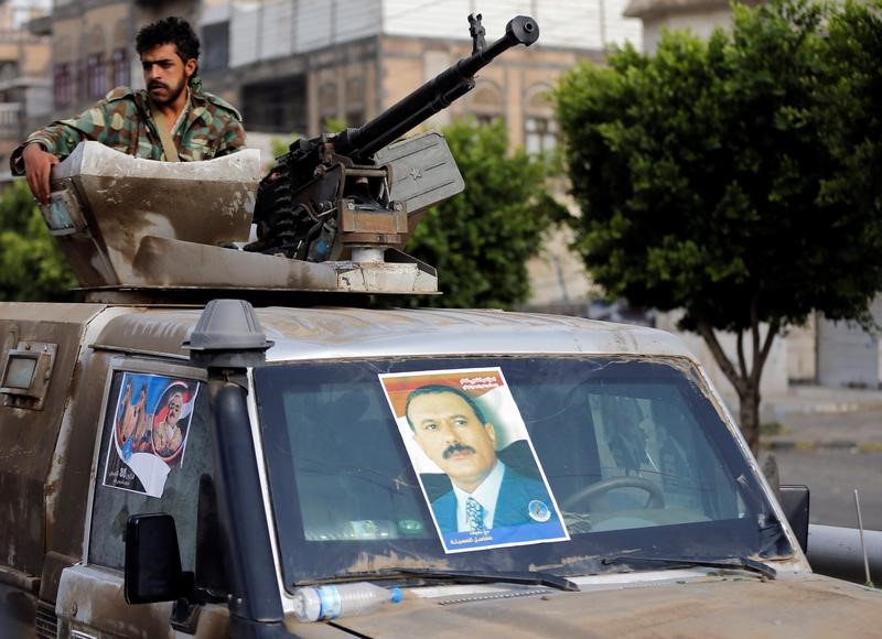 © Reuters. الحوثيون وأتباع صالح في اليمن يتفقون على إنهاء التوترات بعد اشتباك دام