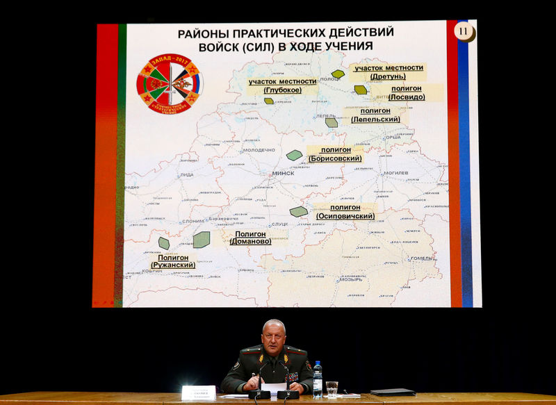 © Reuters. Олег Белоконев на пресс-конференции, посвященной учениям "Запад-2017"