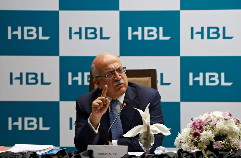 © Reuters. Nauman K. Dar, President and Chief Executive Officer of the Habib Bank Limited (HBL) gestures during a news conference at the head office building in Karachi