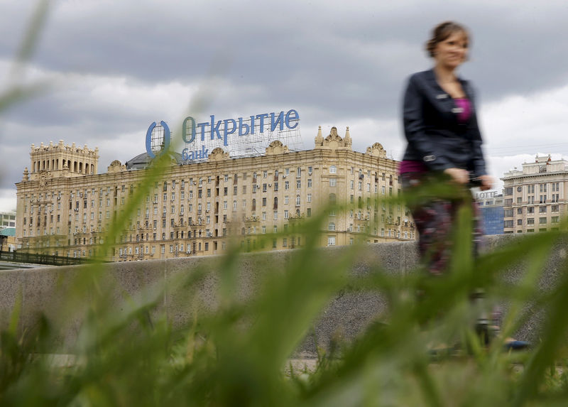 © Reuters. FILE PHOTO: View shows an advertisement of FC Otkritie bank, which is installed on the roof of a building in Moscow