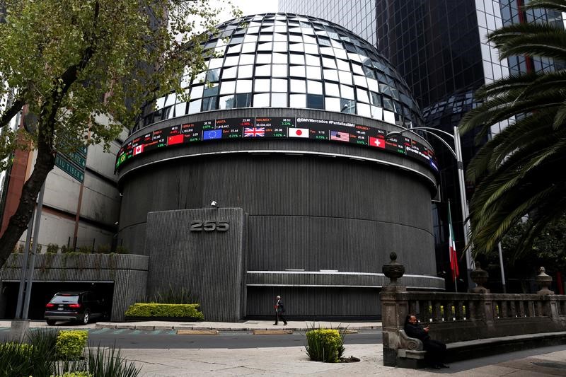 © Reuters. A screen displaying exchange rates are seen at the Mexican stock market building in Mexico City, Mexico