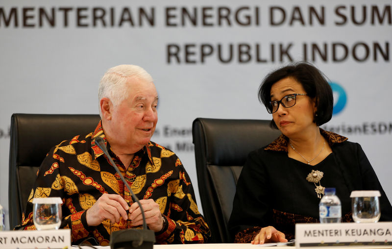 © Reuters. Indonesia's Finance Minister Sri Mulyani Indrawati and Freeport McMoRan Chief Executive Officer Richard Adkerson are seen at a press conference in Jakarta