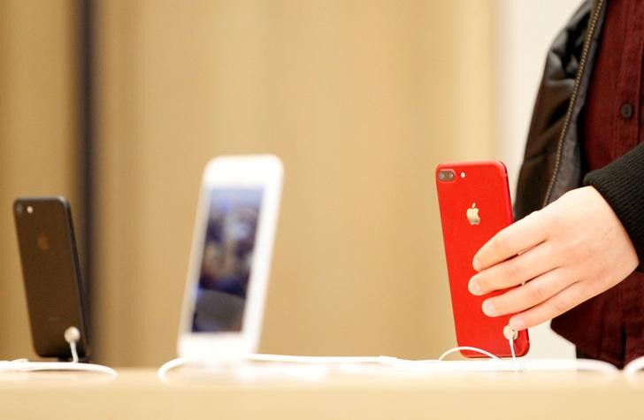 © Reuters. iPhones expostos em loja da Apple em Nanjing, China