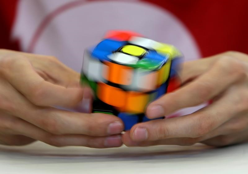 © Reuters. FILE PHOTO: A competitor solves a Rubik's cube during the Rubik's Cube European Championship in Prague