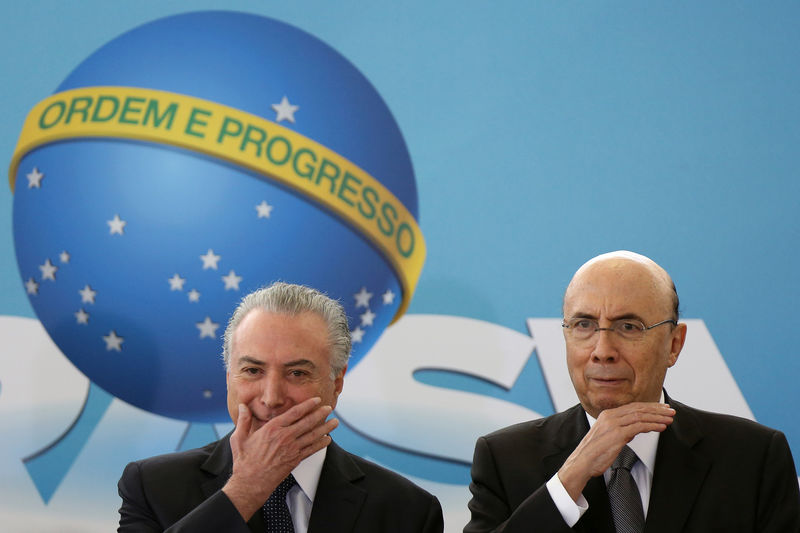 © Reuters. O presidente brasileiro Michel Temer e o ministro da Fazenda, Henrique Meirelles, durante evento para no Palácio do Planalto, em Brasília