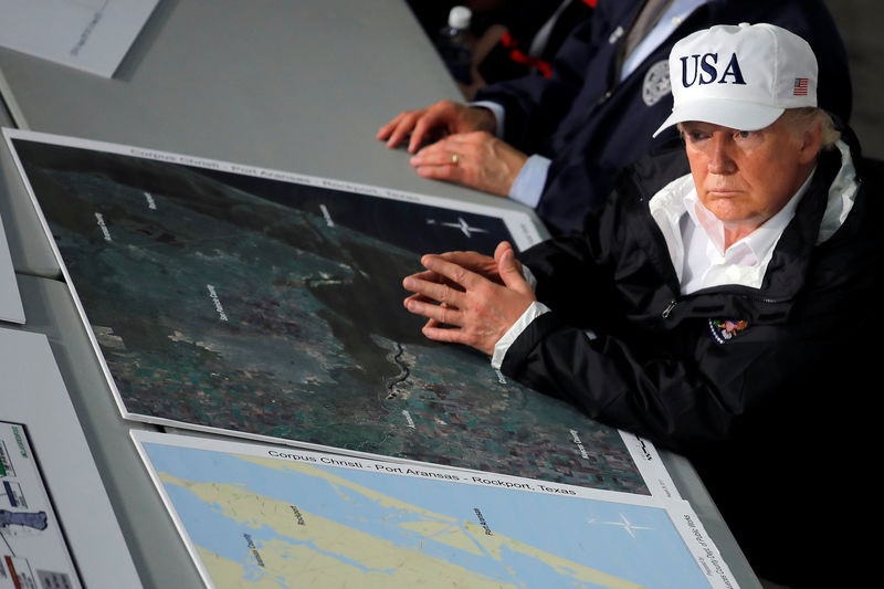 © Reuters. Trump recebe informações sobre tempestade Harvey em Corpus Christi