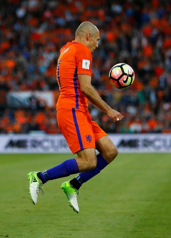 © Reuters. روبن يدعو الهولنديين للثقة في أنفسهم في مشوار تصفيات كأس العالم