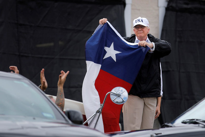 © Reuters. Trump segura bandeira do Estado do Texas na cidade de Corpus Christi