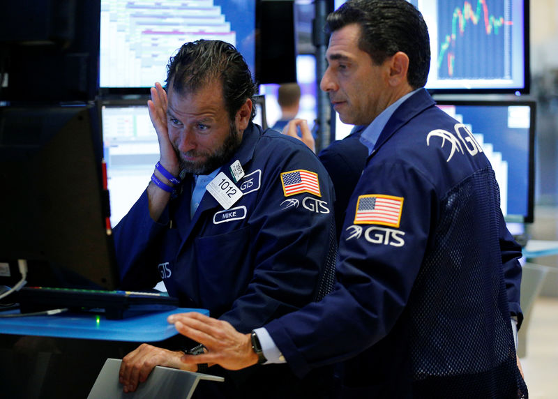 © Reuters. Traders work on the floor of the NYSE in New York