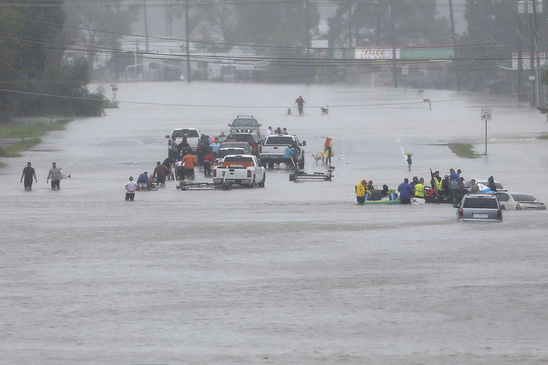 © Reuters. Residents wait to be rescued from the flood waters of Tropical Storm Harvey in Beaumont Place