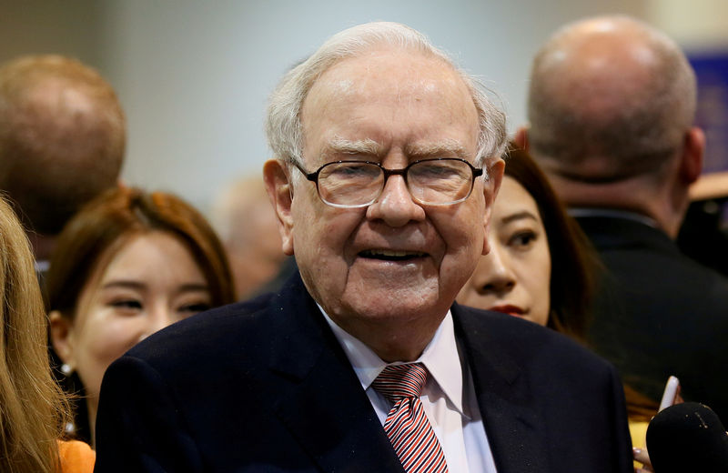 © Reuters. FILE PHOTO - Berkshire Hathaway CEO Warren Buffett visits the BNSF booth before the Berkshire Hathaway annual meeting in Omaha