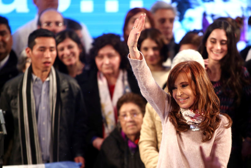 © Reuters. Cristina Kirchner faz campanha em Buenos Aires