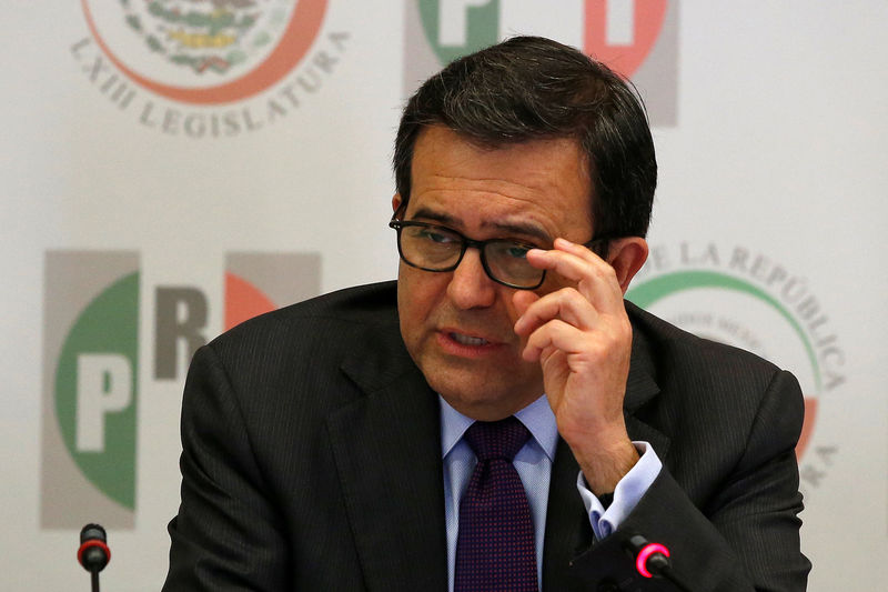 © Reuters. Mexico's Economy Minister Ildefonso Guajardo gestures as he delivers a speech during a meeting with senators in Mexico City