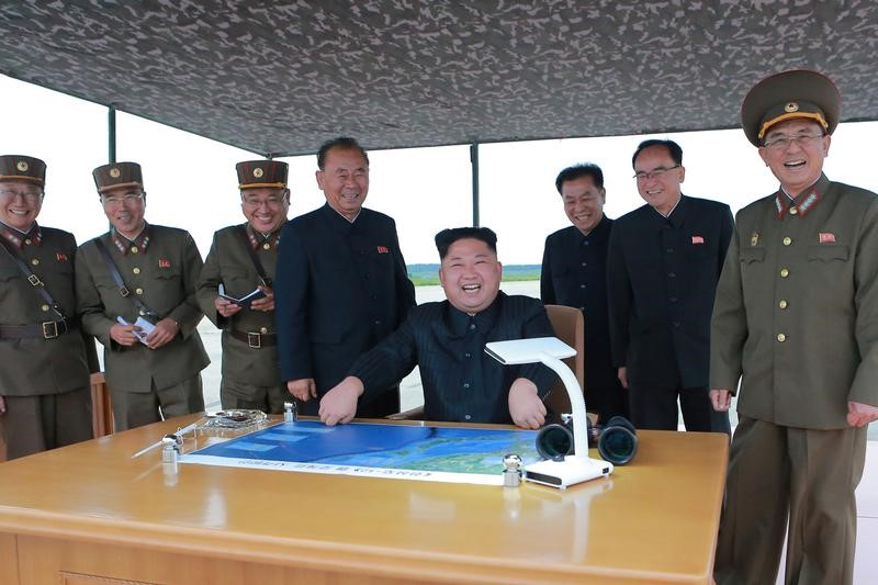 © Reuters. Líder norte-coreano Kim Jong Un inspeciona exercício de lançamento de míssil