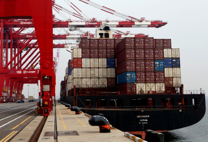 © Reuters. Giant cranes are seen at the Hanjin Shipping container terminal at Incheon New Port in Incheon