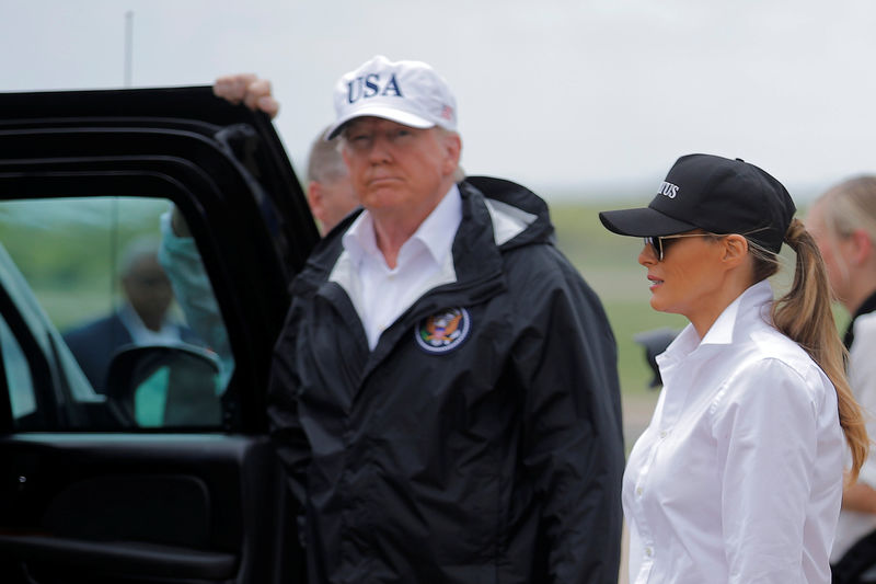 © Reuters. ترامب يتفقد الدمار في تكساس مع اشتداد العاصفة هارفي