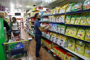 © Reuters. People shop at a supermarket in Beirut