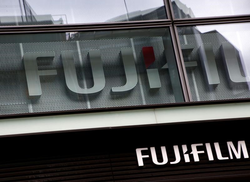 © Reuters. Fujifilm's company logo is seen at its exhibition hall nearby the headquarters of Fujifilm Holdings Corp in Tokyo