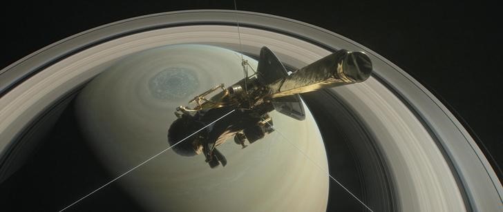 © Reuters. La sonda Cassini se prepara para un último descenso a Saturno tras 13 años