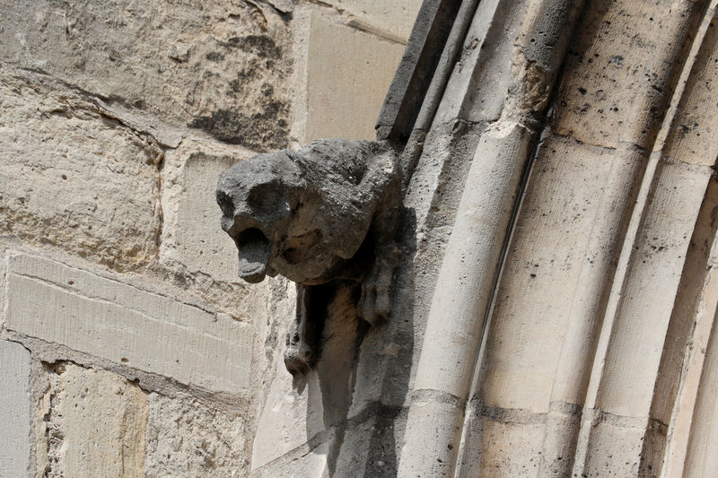 © Reuters. Una gárgola dañada en las paredes de la catedral de Notre Dame en París