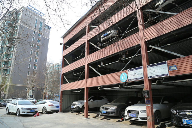 © Reuters. A multi-storey car park is seen next to an apartment building in a housing estate in Jinan