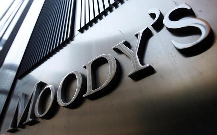 © Reuters. Логотип Moody's на здании в Нью-Йорке