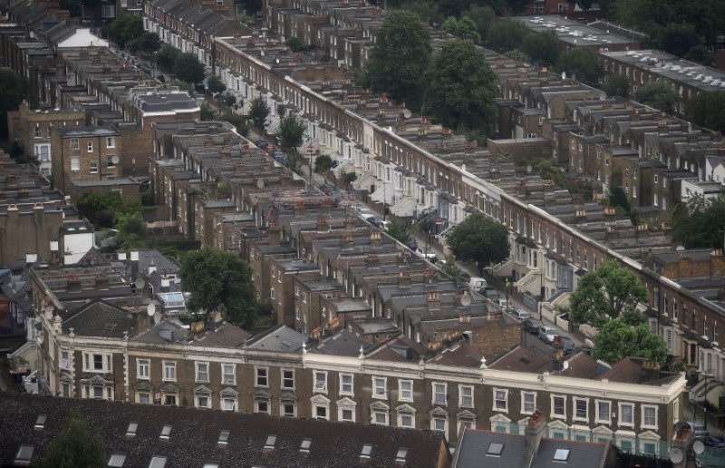 © Reuters. Rows of houses are seen in North Kensington, London