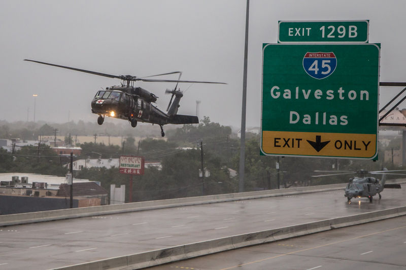© Reuters. Harvey toca de nuevo tierra, crece el número de muertos en Texas por las inundaciones