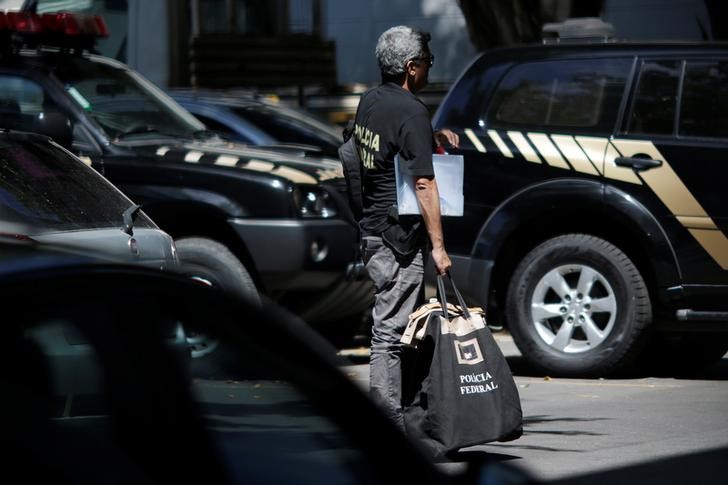 © Reuters. Agente da Polícia Federal durante operação no Rio de Janeiro
