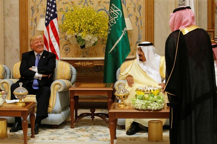 © Reuters. FILE PHOTO: Trump waits for the start of an event with Saudi Arabia's King Salman and GCC leaders at their summit in Riyadh