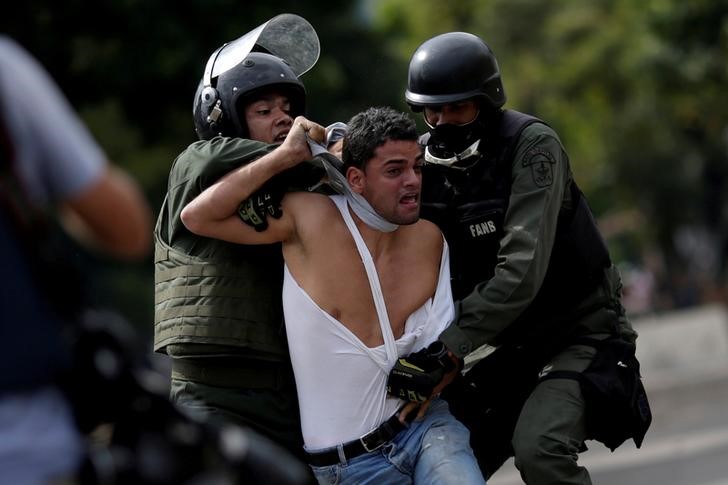 © Reuters. Manifestante é detido durante protesto contra o presidente da Venezuela, Nicolás Maduro, em Caracas