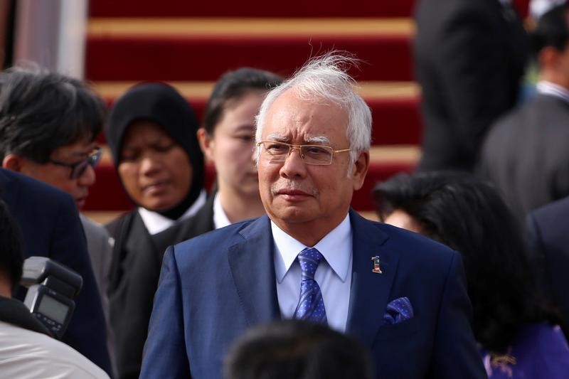 © Reuters. FILE PHOTO: Malaysian Prime Minister Najib Razak arrives at the Beijing Capital International Aiport to attend the Belt and Road Forum, in Beijing